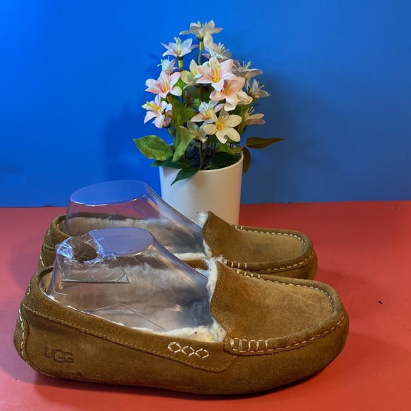 Wos Ugg slippers SZ 8 - Picture 2 of 7